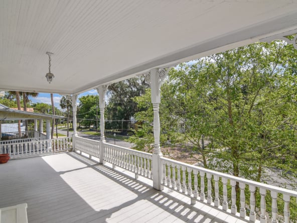 2nd level front porch