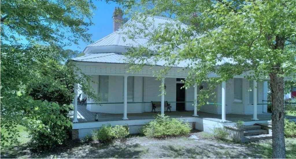 Carriage house turned B&B charms Old Louisville