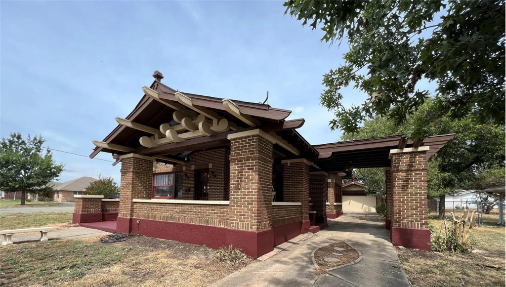 This “Happy Moody” Craftsman Home Is A Vintage Lover's Dream (We