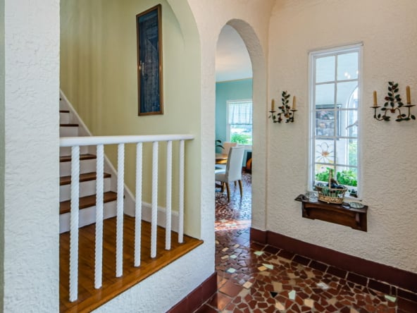 13-web-or-mls-Foyer 1-2