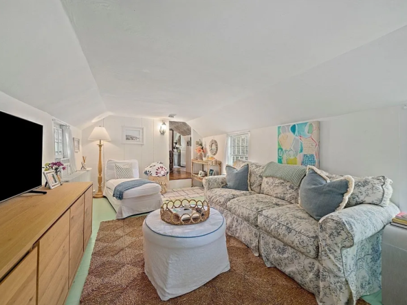 583 Main St, Hingham, MA 02043-22