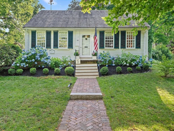 583 Main St, Hingham, MA 02043-29