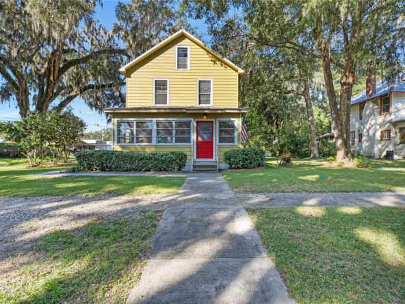 244 S Prospect St, Crescent City, FL 32112-1