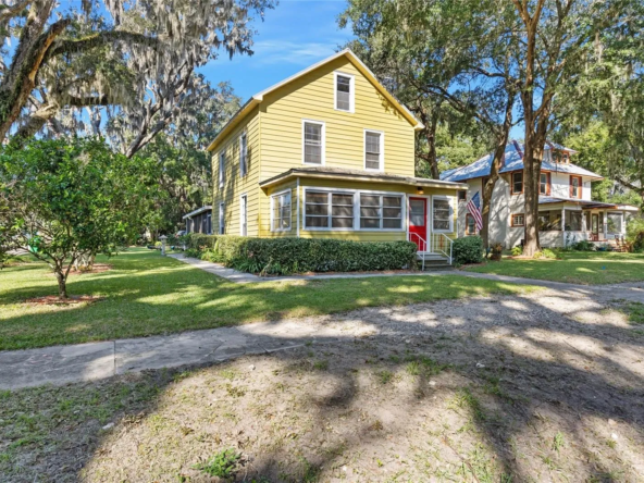 244 S Prospect St, Crescent City, FL 32112-2