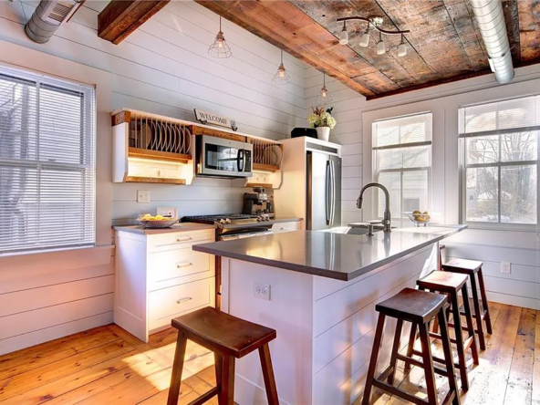 75 Mary St, Newport, RI 02840-4