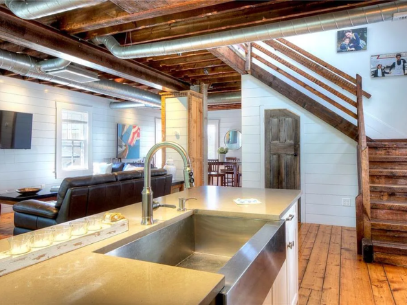 75 Mary St, Newport, RI 02840-5