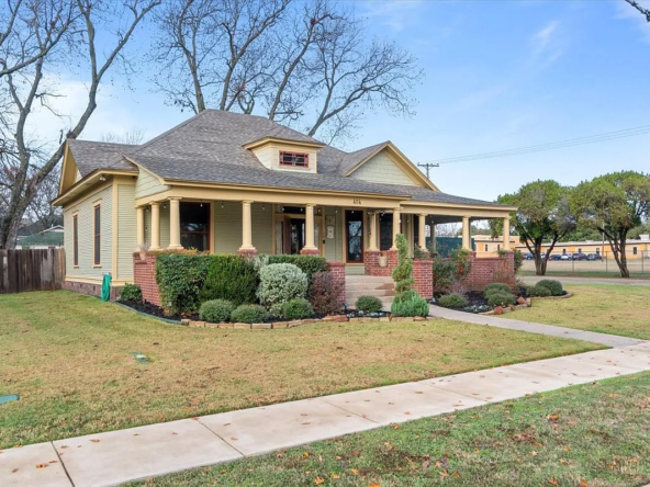 404 S Walnut St, Cleburne, TX 76033-27