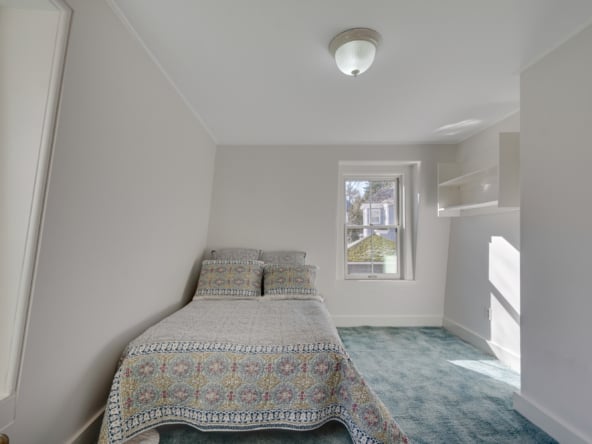 32-bedroom5