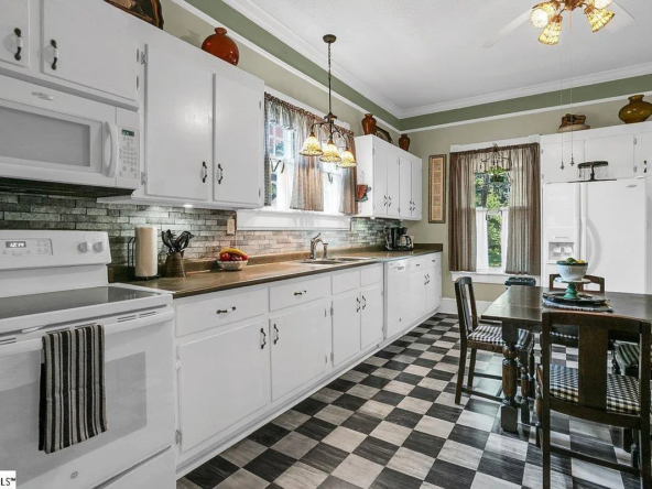 406 N Main St, Fountain Inn, SC 29644-11