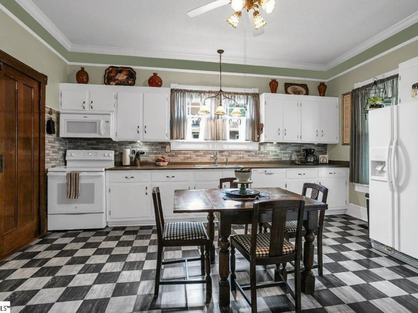 406 N Main St, Fountain Inn, SC 29644-12