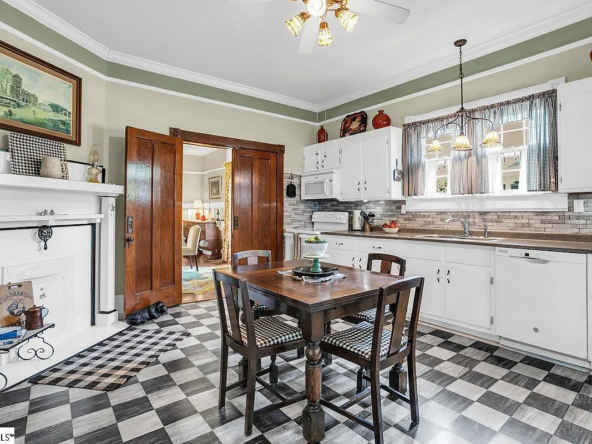 406 N Main St, Fountain Inn, SC 29644-13