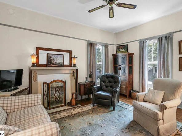 406 N Main St, Fountain Inn, SC 29644-17