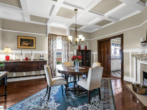 406 N Main St, Fountain Inn, SC 29644-8
