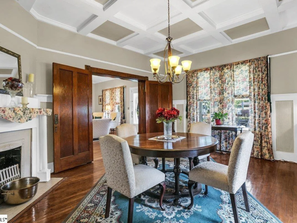 406 N Main St, Fountain Inn, SC 29644-9