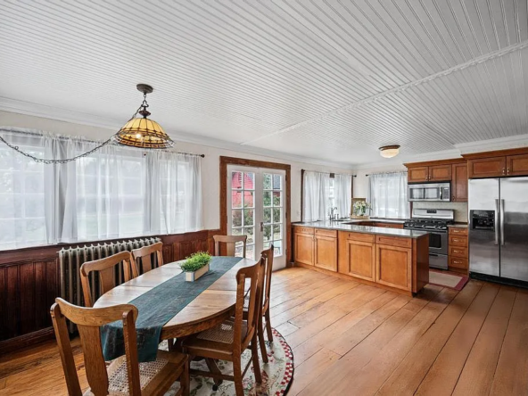 430 Montauk Hwy, East Moriches, NY 11940-18