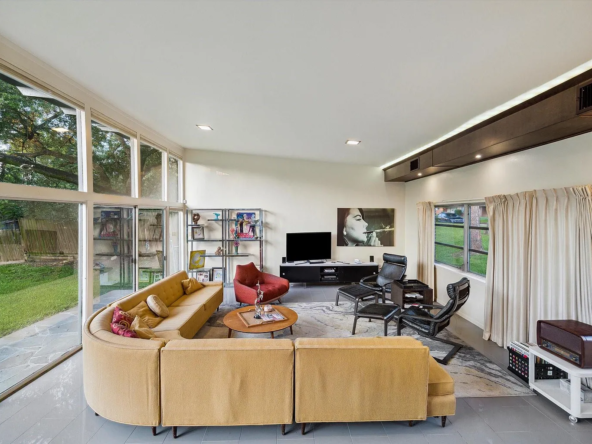 7919 Glenview Dr, Houston, TX 77061-9