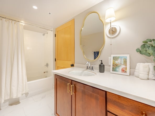 Bathroom - Downstairs - 02