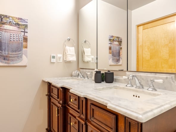 Bathroom - Upstairs - 02