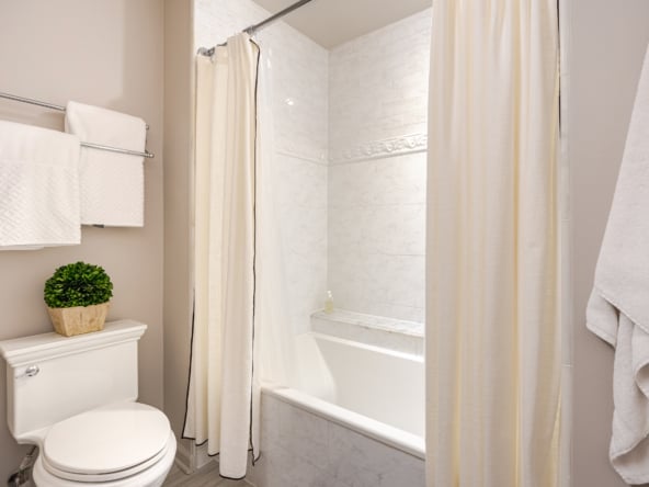 Bathroom - Upstairs - 03