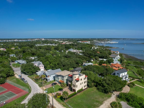 Lighthouse Park Neighborhood