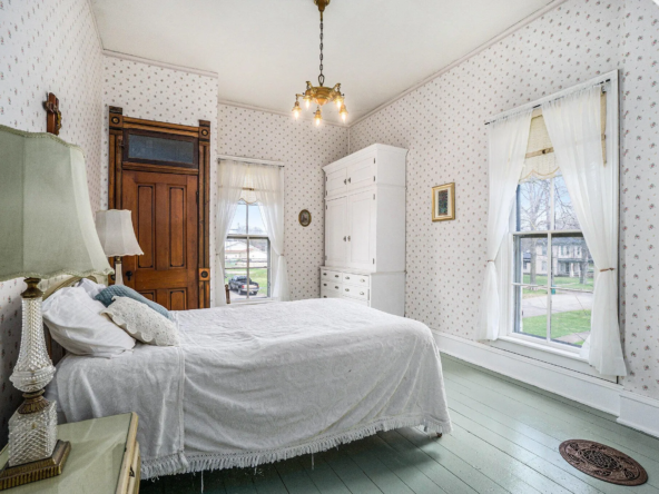 204 E Burr Oak St, Centreville, MI 49032-15