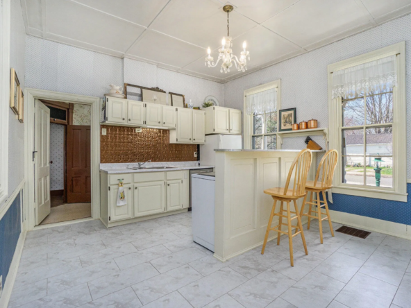 204 E Burr Oak St, Centreville, MI 49032-8