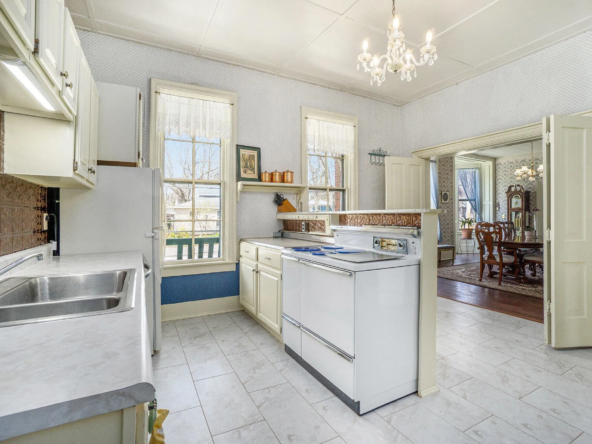 204 E Burr Oak St, Centreville, MI 49032-9
