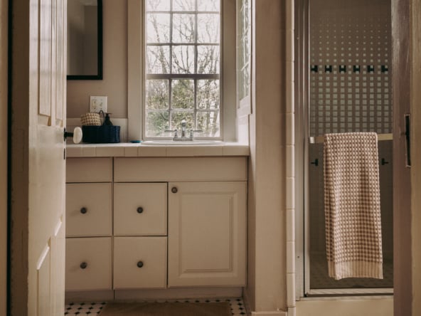 23-Lovers-Bathroom-001-341-MLS-Compression (1)