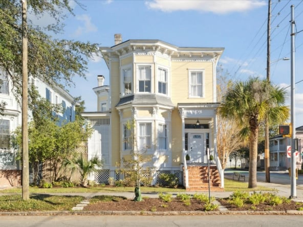 03-422-E-Gwinnett-St-Savannah-GA-31401-WindowStill-02