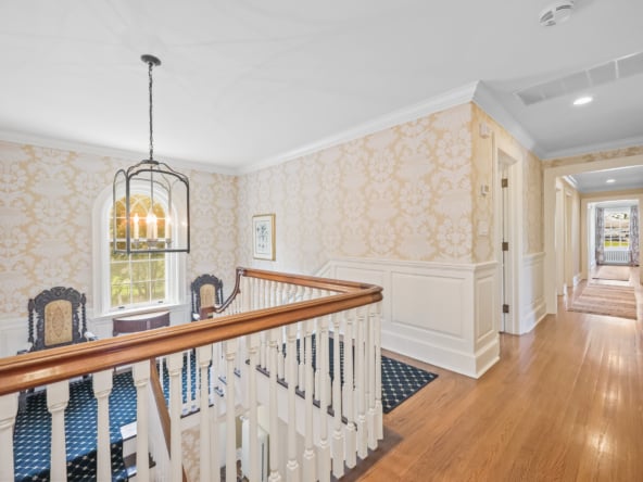 32- 2ND FLOOR LANDING