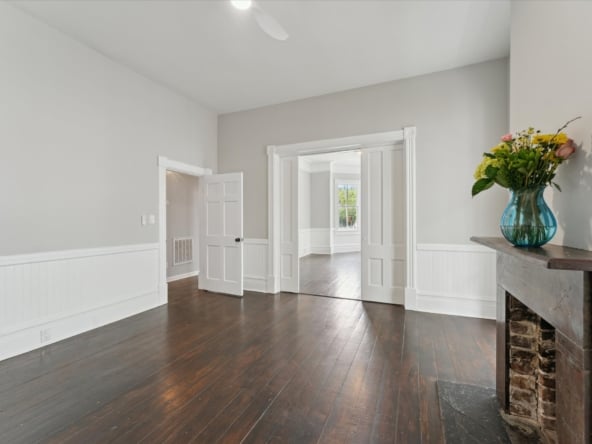 80-422-E-Gwinnett-St-Savannah-GA-31401-WindowStill-14