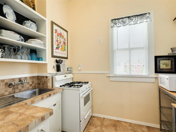 1823 Sealy St, Galveston, TX 77550-32