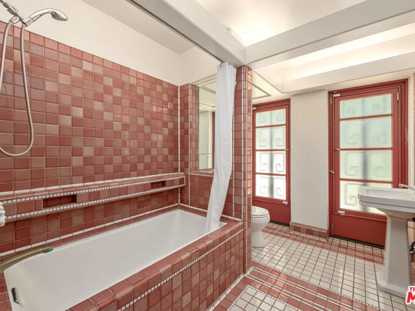 2535 E Chevy Chase Dr, Glendale, CA 91206-21