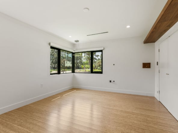 24-web-or-mls-802-w-43rd-st