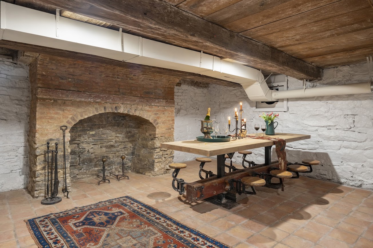 48e – hearthside lounge