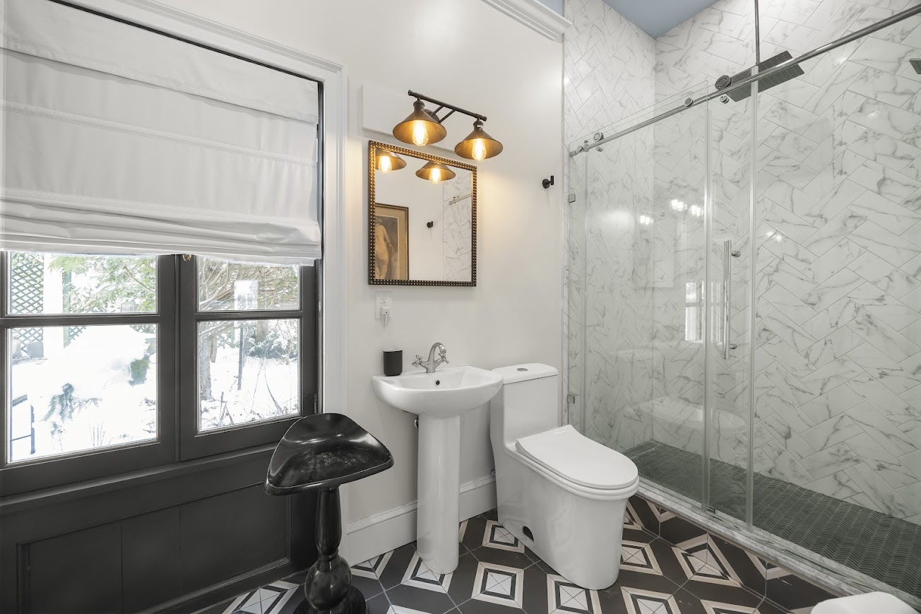 61 – view of showing in ensuite poolhouse bedroom 2