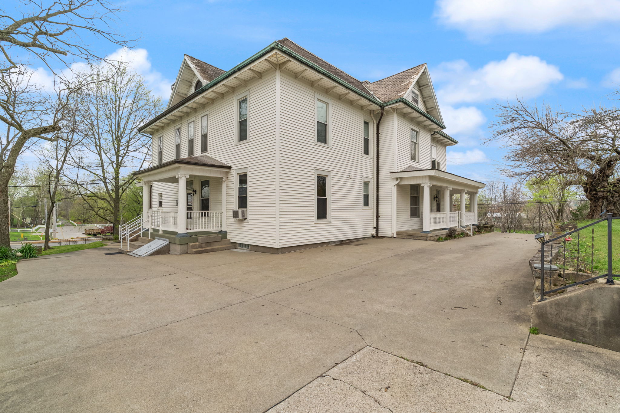14-410 E Riverside Dr-23