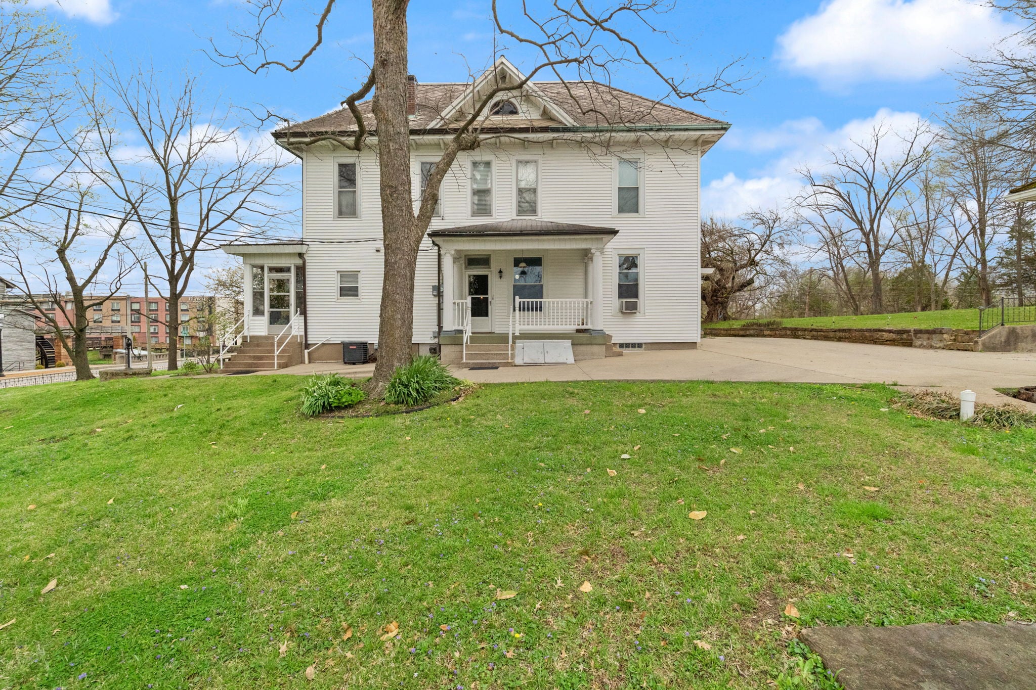 17-410 E Riverside Dr-22