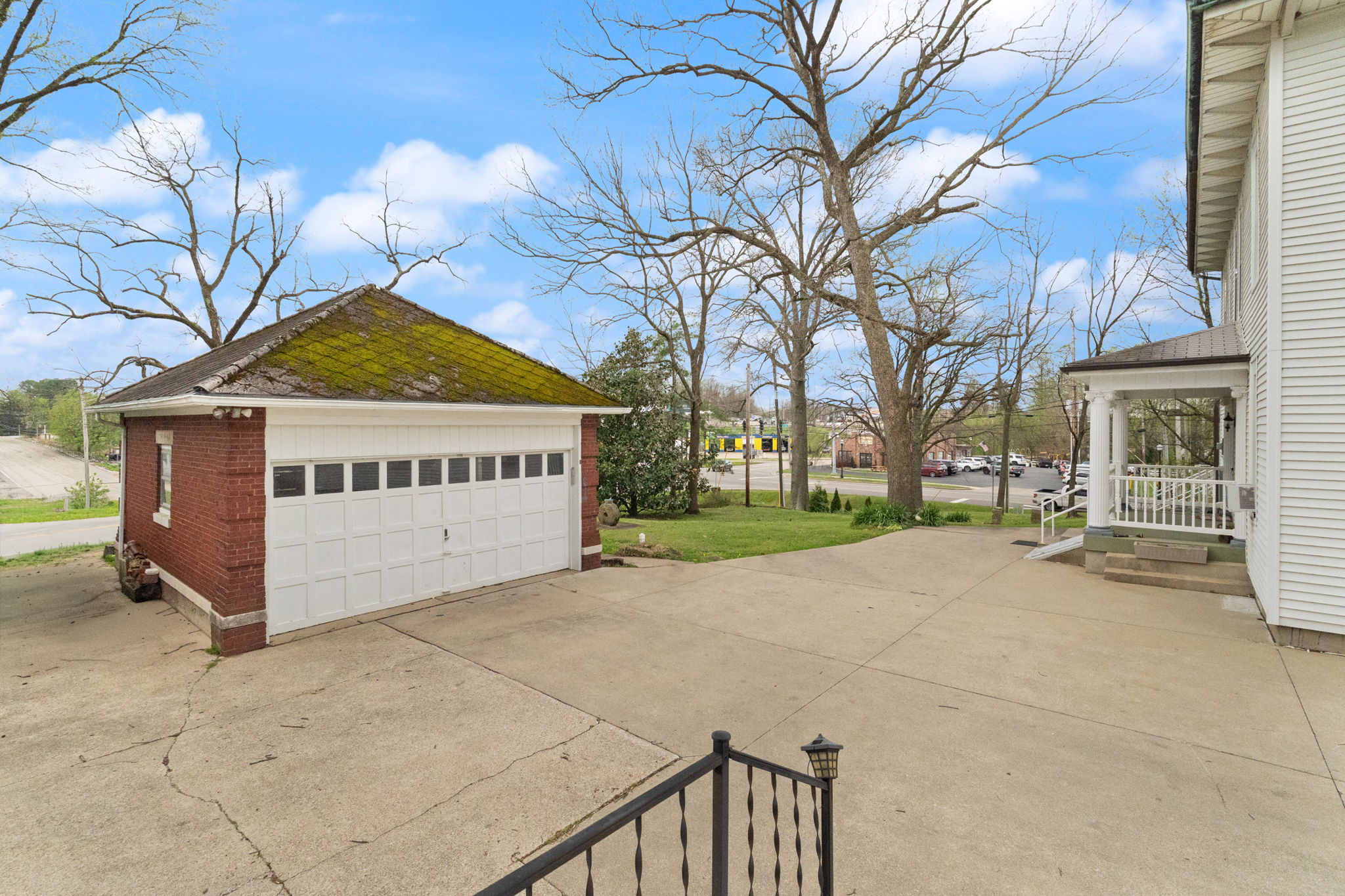 19-410 E Riverside Dr-30