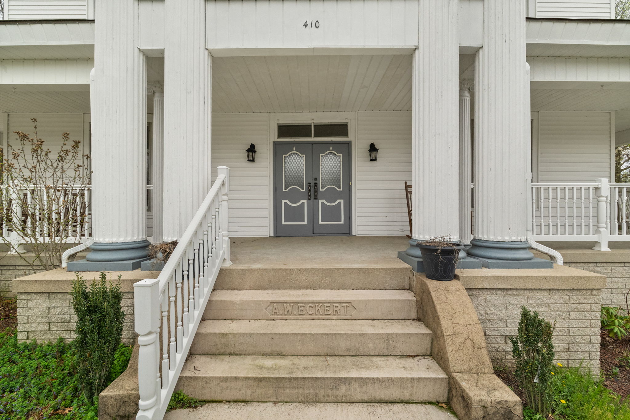 20-410 E Riverside Dr-31