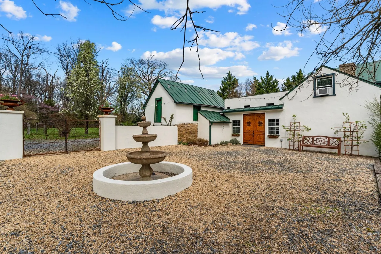 4094 Whiting Rd, Marshall, VA 20115-3