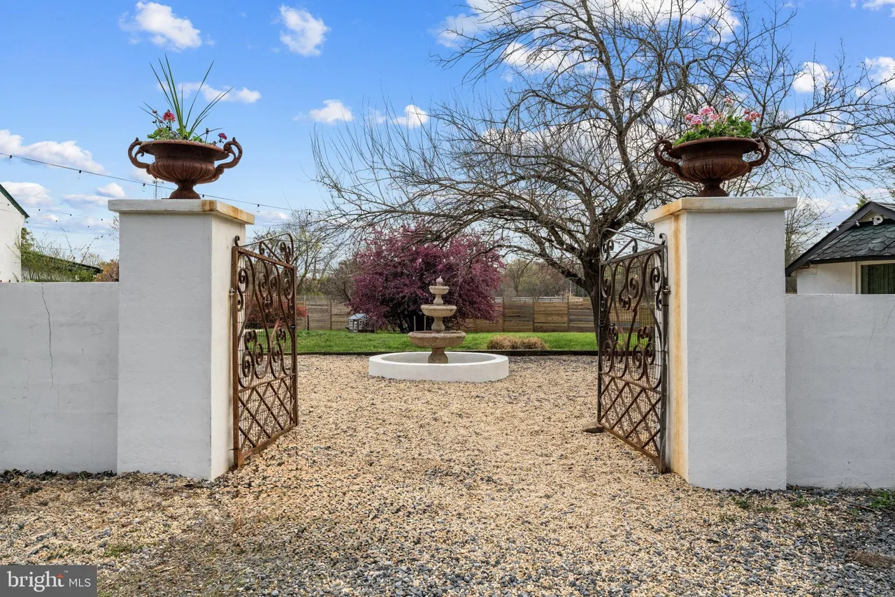 4094 Whiting Rd, Marshall, VA 20115-5
