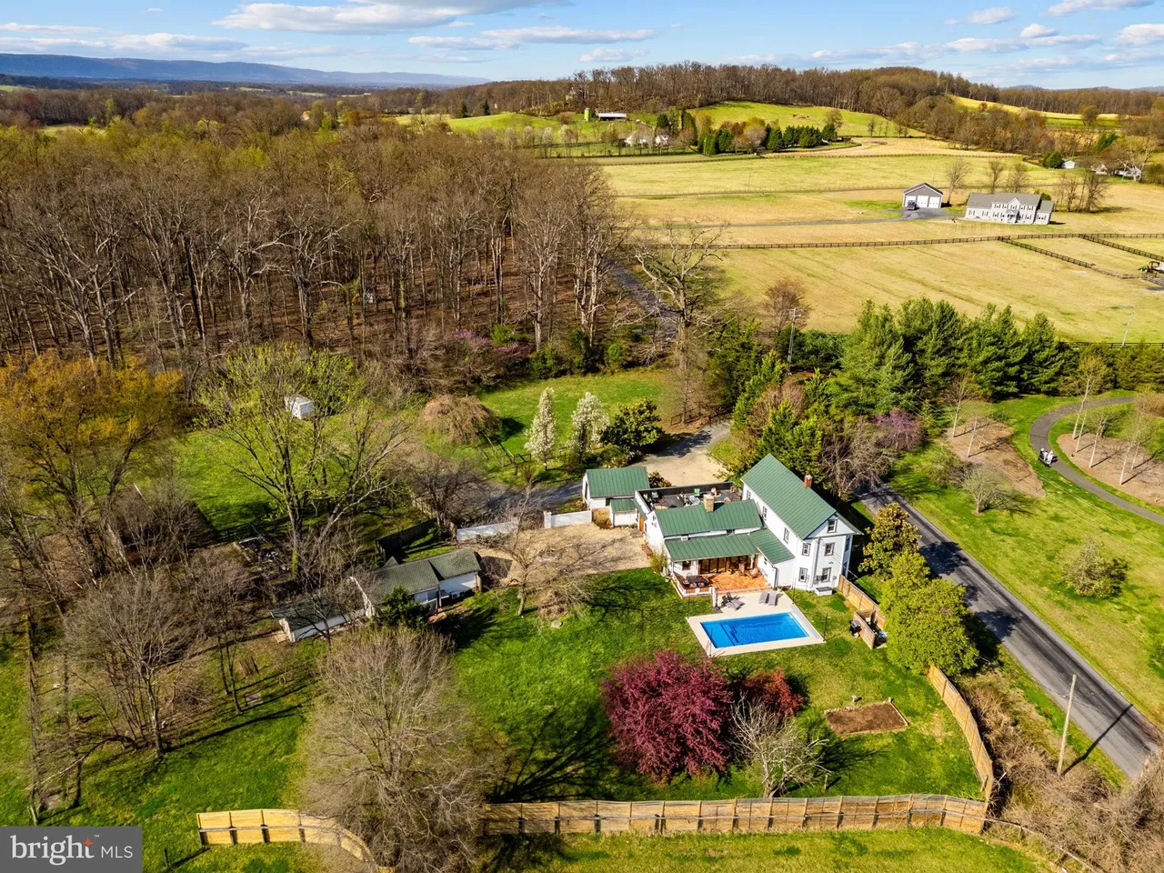 4094 Whiting Rd, Marshall, VA 20115-9
