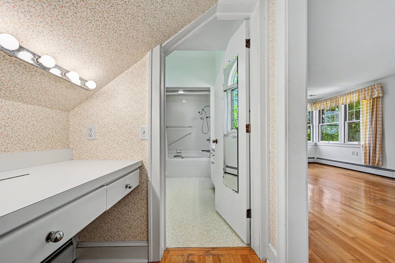 100 Old Woodland Way 37 Large