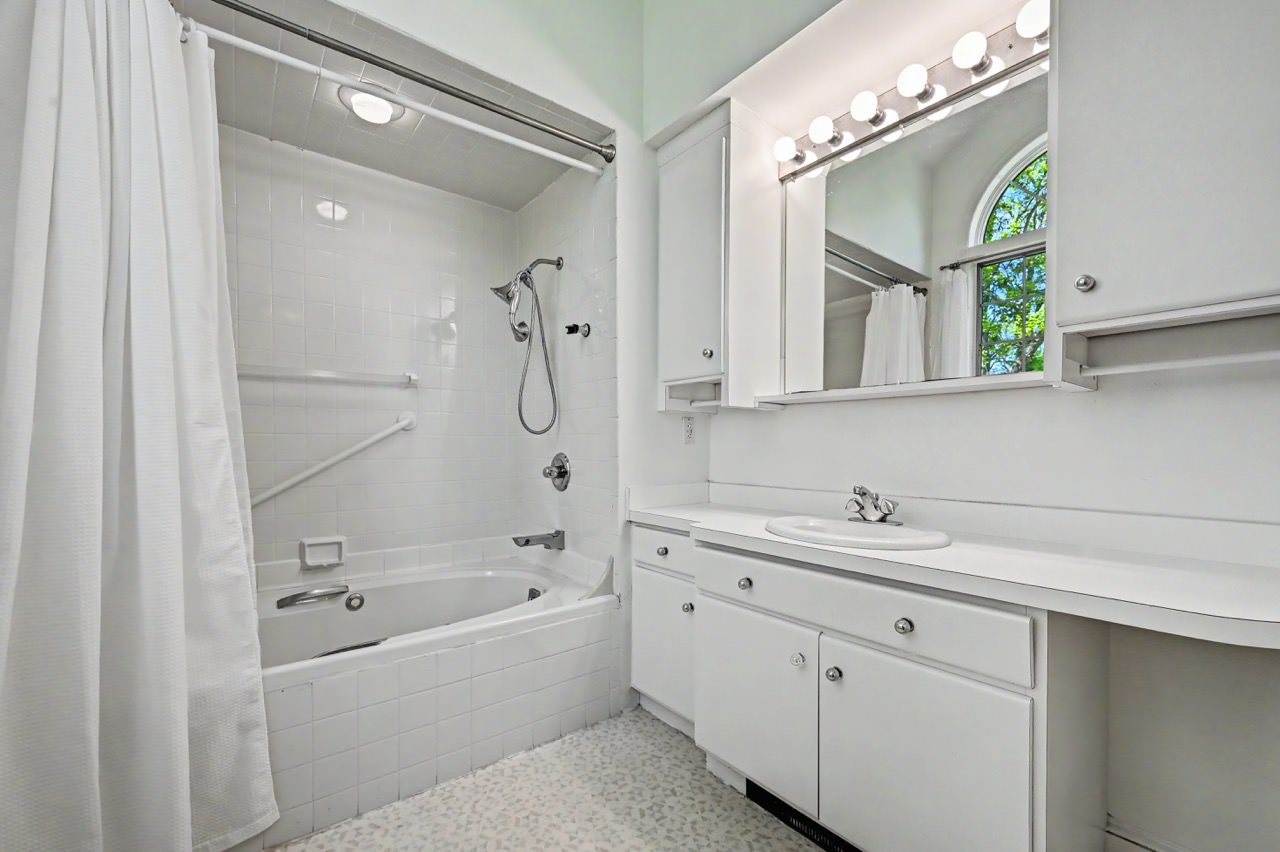 100 Old Woodland Way 38 Large