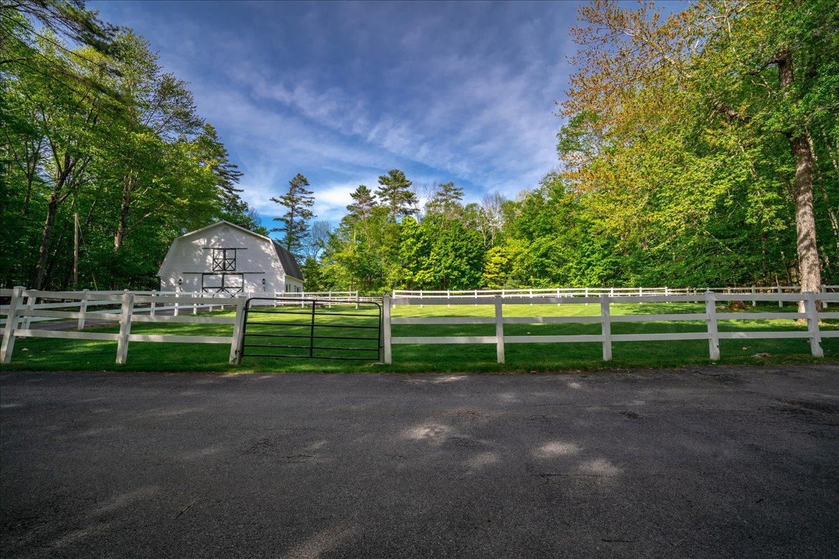 010-BARN EXTERIOR-11