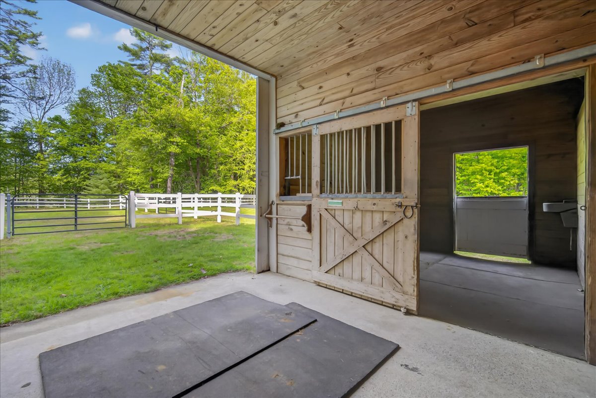023-BARN INTERIOR-12