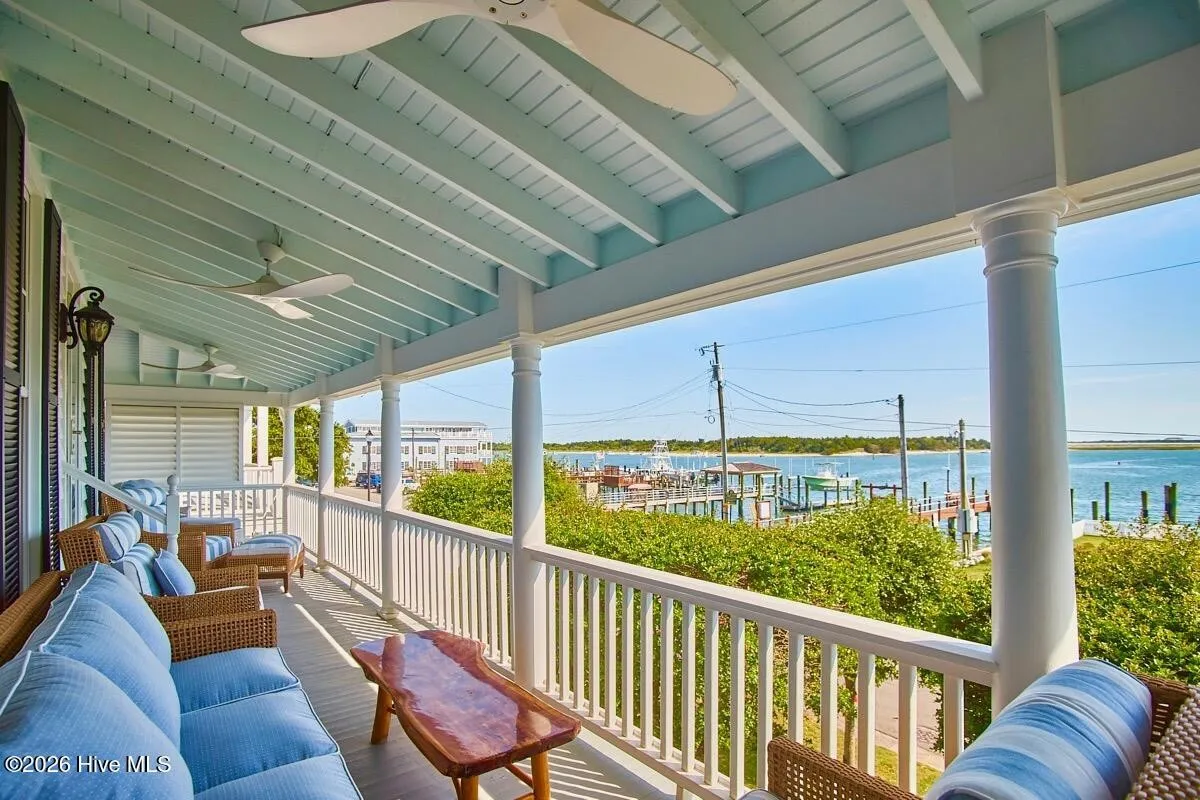 125 Front St, Beaufort, NC 28516-18