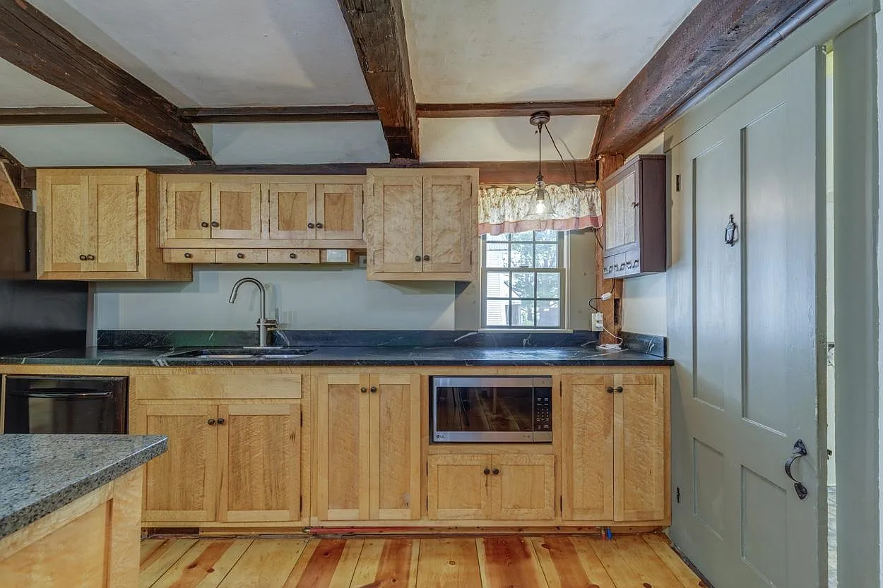 2 Raymond Road, Deerfield, NH 03037-10