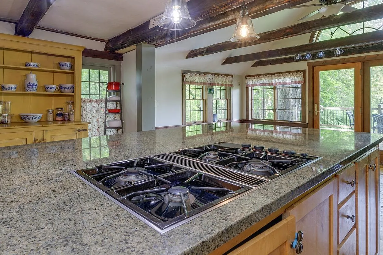 2 Raymond Road, Deerfield, NH 03037-11